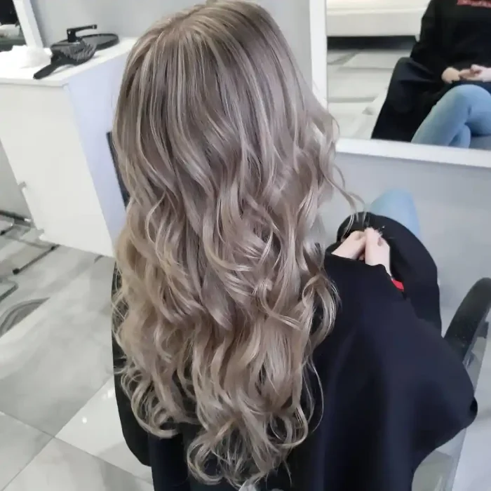 Chłodny, panelowy blond