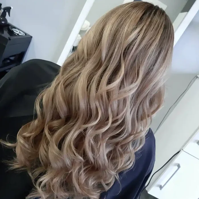 Klasyczny baleyage w słonecznych odcieniach blondu