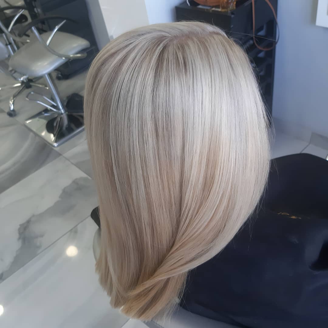 Rozświetlający blond z cienkimi pasemkami i tonowaniem