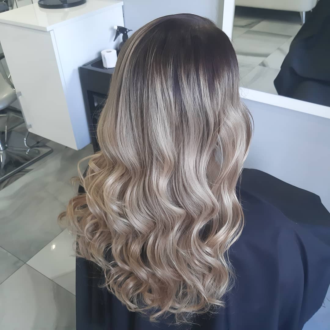 Wielowymiarowa koloryzacja panelowa blond i fale