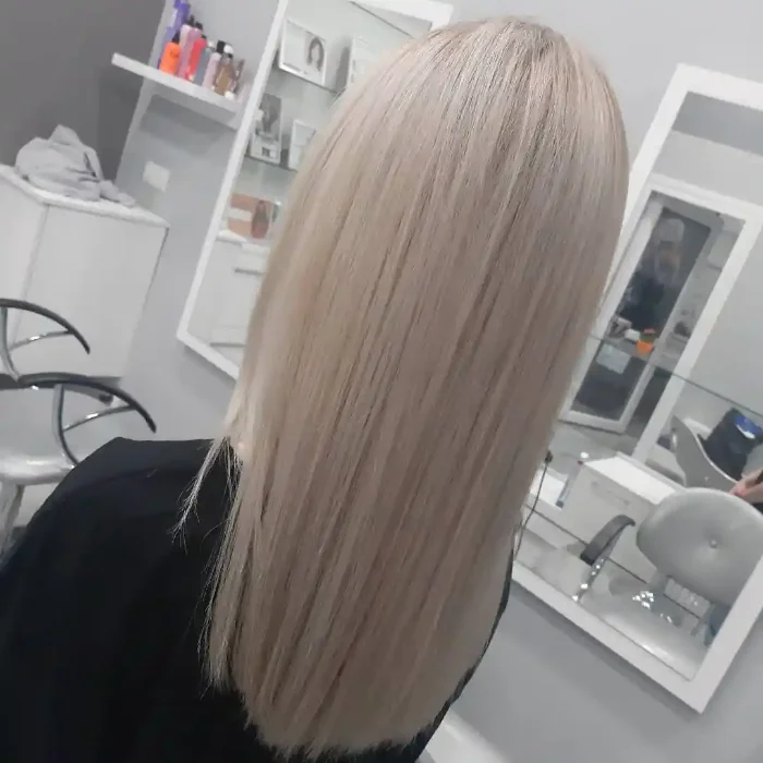 Wyrazisty baleyage w odcieniach jasnego blondu